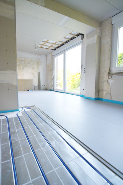 Mit CompactFloor® EXPERT sind der individuellen Auswahl des Bodenbelags keine Grenzen mehr gesetzt. In Kombination mit Fußbodenheizung und Fliesenbelag ist eine niedrige Aufbauhöhe ab 45 mm möglich.CompactFloor® PRO ist mit einer Aufbauhöhe von 12 mm die universelle Wärmeleitschicht für Fußbodenheizungen in Wohn- und Bürogebäuden